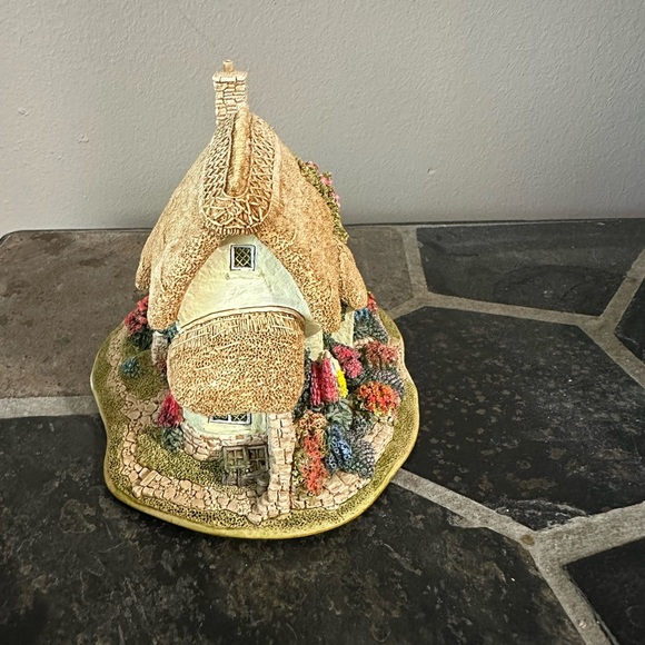 Charming Cottage Figurine with Floral Accents - Picture 4 of 6